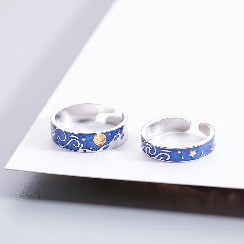 2 Pezzi Design Coppia Van Gogh Notte Stellata Anelli Aperti per Donne Uomini Amanti Eleganti Stelle Blu Luna Anello Regolabile Gioielli