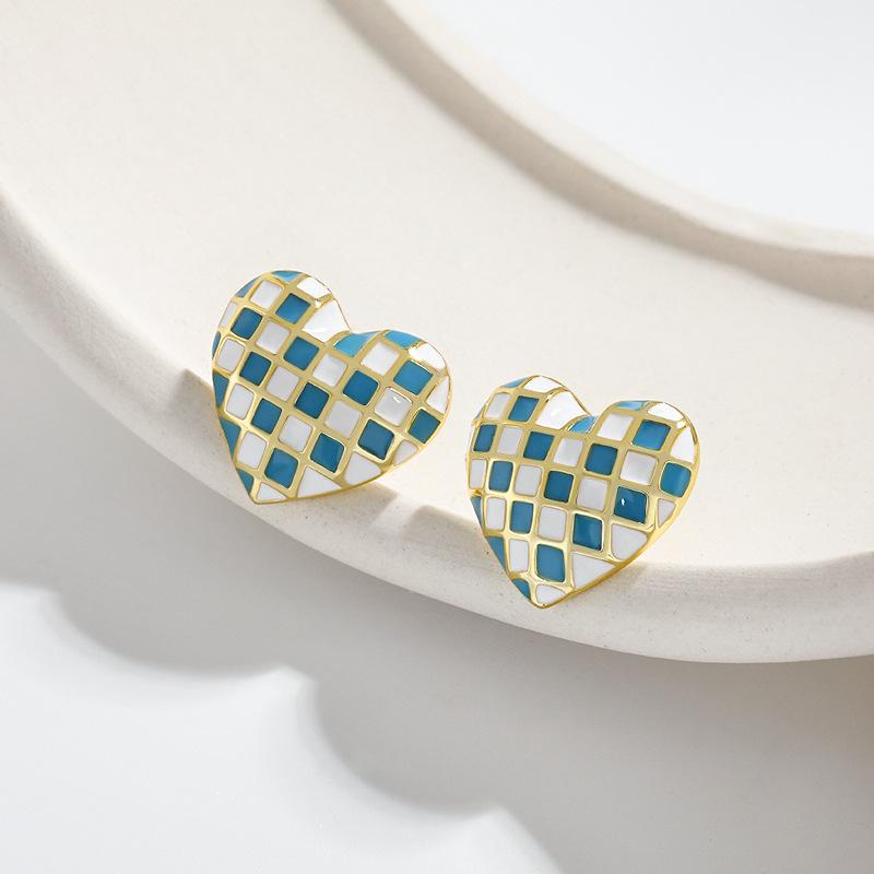 European Retro Checkerboard Heart Stud Earrings: Black & White Enamel Resin for Women