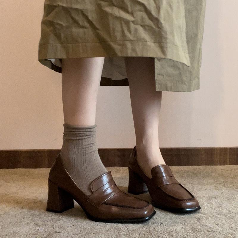 Tacchi alti con tacco grosso da donna autunno 2025 nuovi mocassini neri stile britannico temperamento punta quadrata scarpe singole