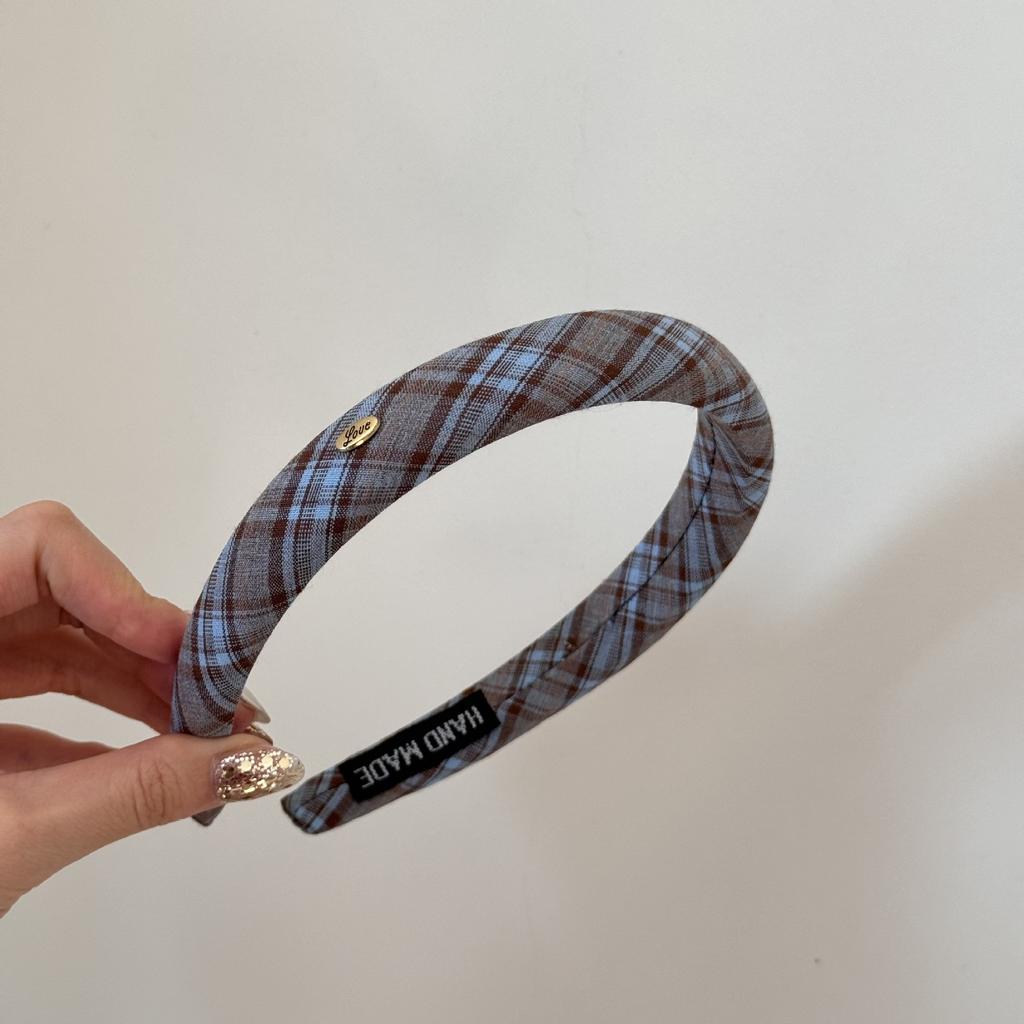 Grid-style Hairband with Wide Edge and High Crown, Made of Sponge Material, Featuring An Elegant Metal Buckle and Knitted Design.