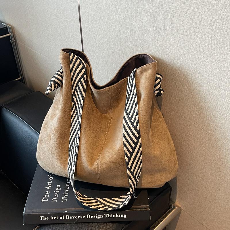 Autumn and winter retro high-value bag women's autumn niche fashion simple commuter shoulder bag bag