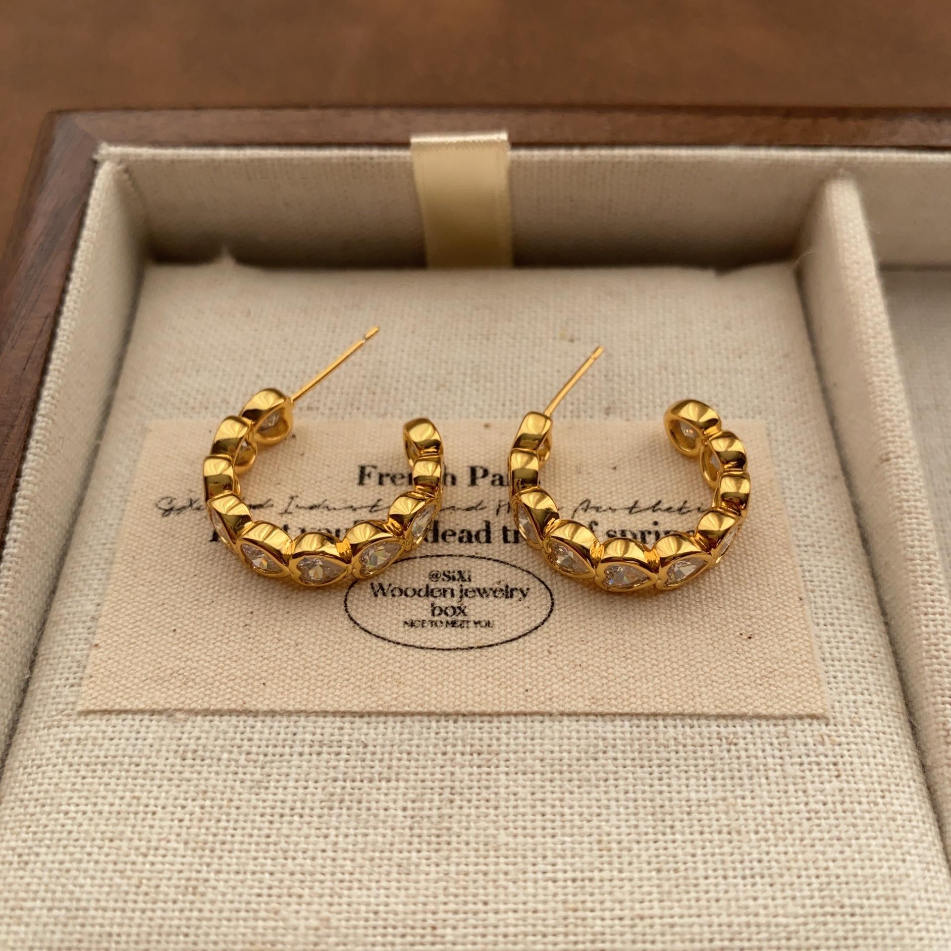 Three-dimensional semicircular ring earrings earrings full of small diamonds retro light luxury fashion love personalized design high-end earrings