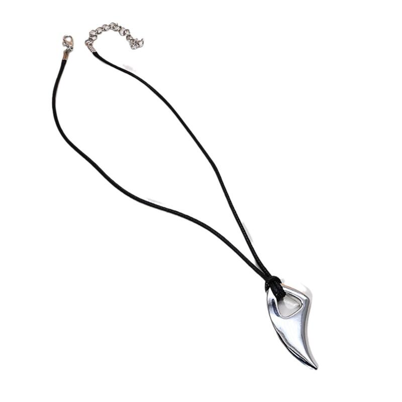 Punk Gothic Metal Wolf Fang Pendant Necklaces for Men Boy Personalized Street Bull Horn Necklaces Wild Party Jewelry Accessories