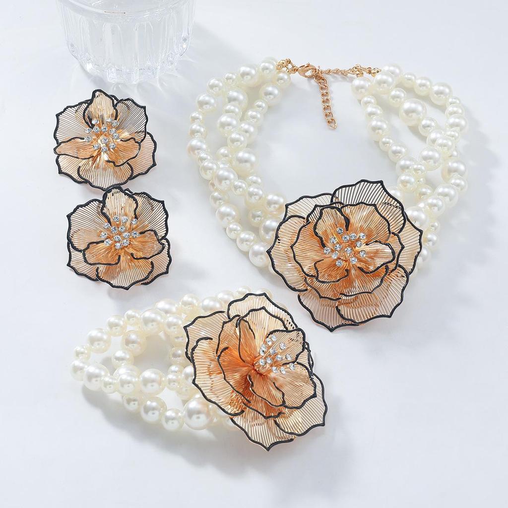 Grenzüberschreitendes Schmuckset mit Perlen und Kamelien für Damen: Halskette, Armband und Ohrringe im Retro-, trendigen und übertriebenen Stil