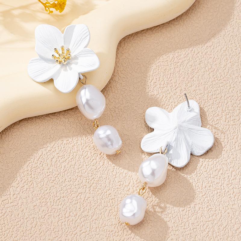 Elegant Baroque Imitation Pearl White Flower Drop Earrings For Women Dainty Dangle Earrings Banquet Party Jewelry Gift