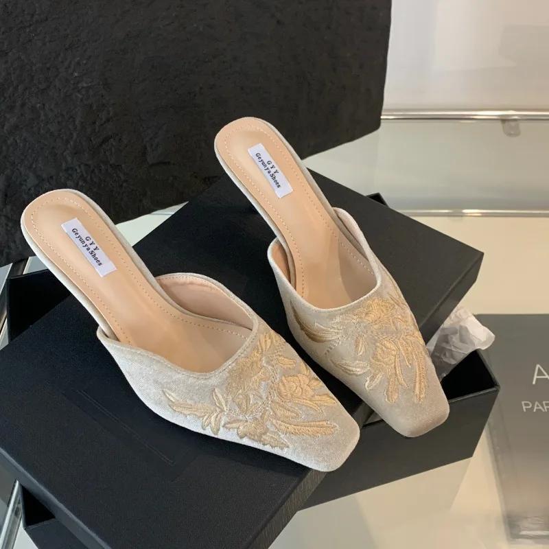 Baotou Bestickte Blume Halbe Hausschuhe Damenschuhe Neues Produkt Retro Mode Quadratischer Kopf Damenschuhe