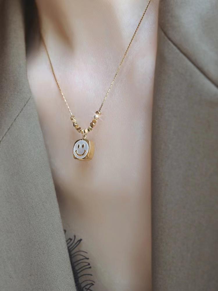 Live Broadcast Smiley Face Pendant Necklace, Fade-Resistant White Shell Titanium Steel, Luxury Light Clavicle Chain.