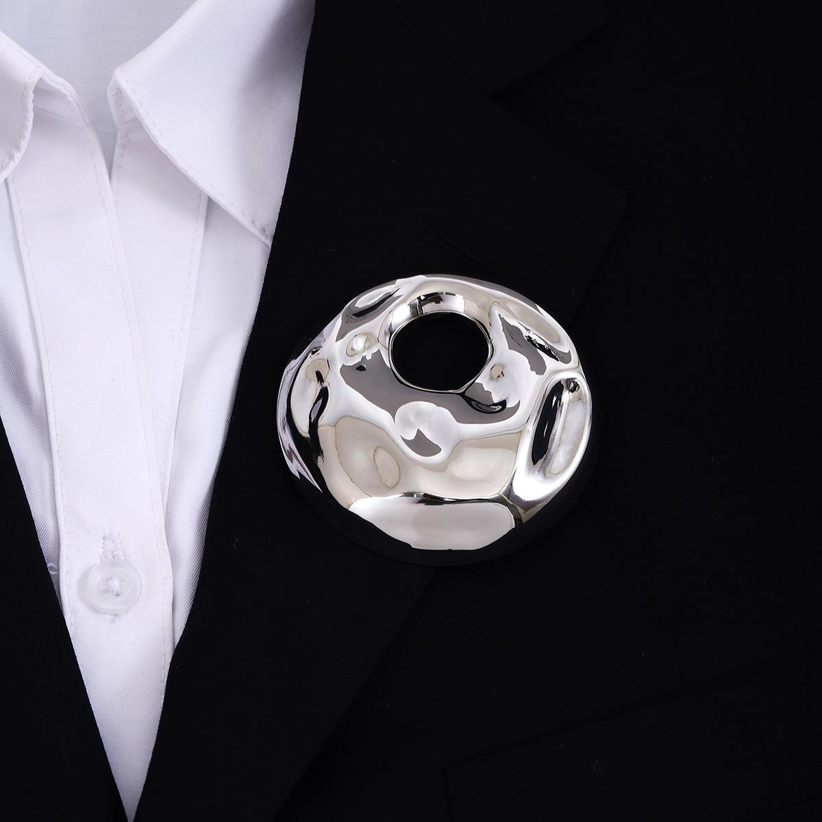 

European-American Hollow Textured Brooch: Luxurious Irregular Fashion Pin