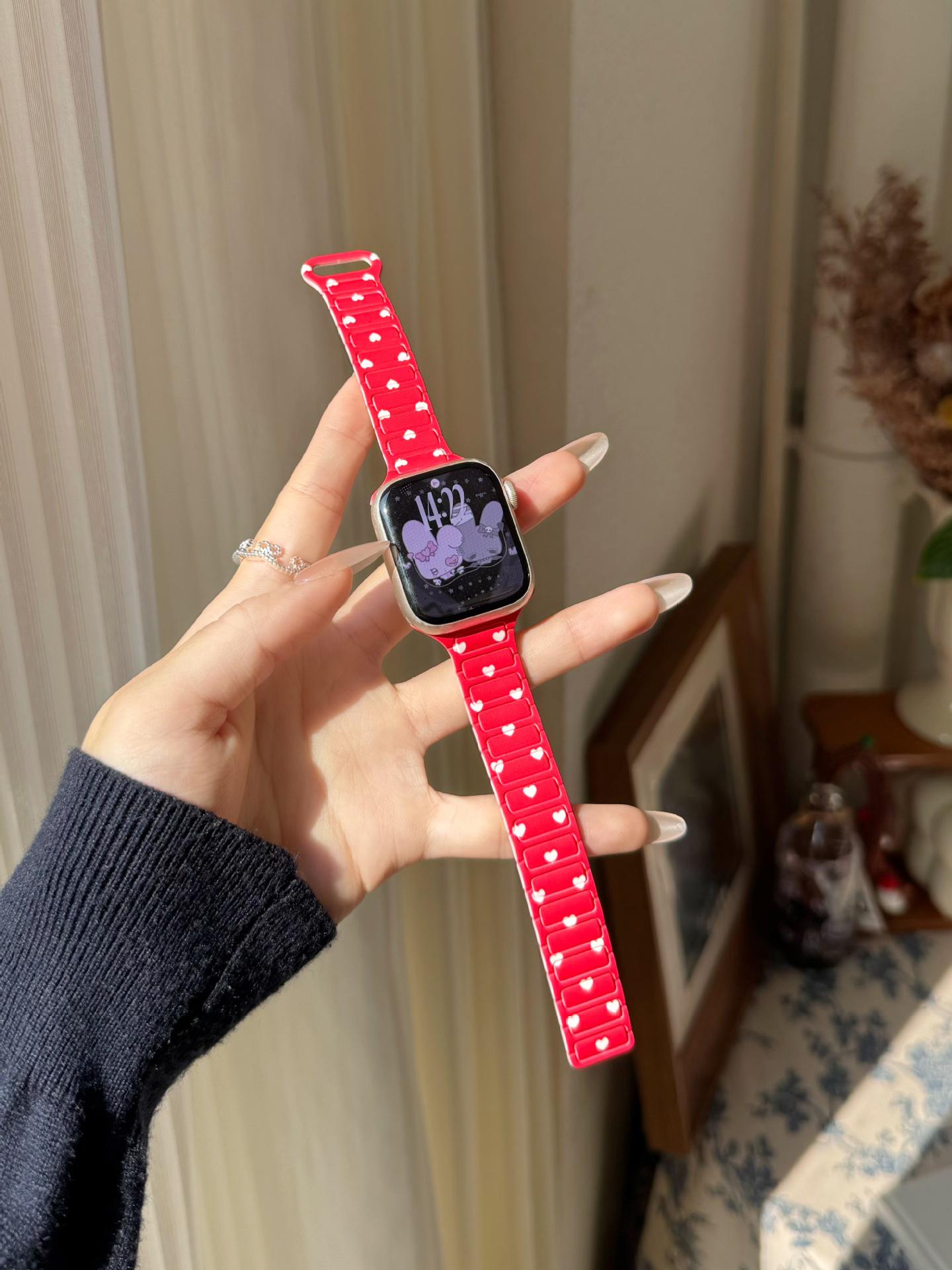 

Three-Color Heart Strap for Apple Watch Apple 42/44/45/46/49mm червоний