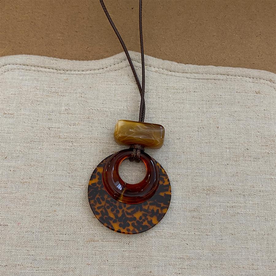 Retro Leopard Print Geometric Necklace: Chic & Unique Clavicle Chain for Women