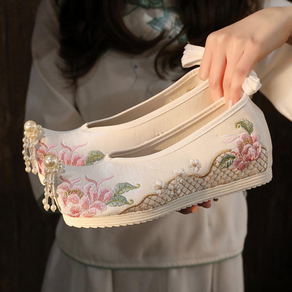 Elegant Embroidered Flower Shoes Hanfu Style Women's High-Rise Shoes Cotton Lined Slip-On Traditional Chinese Costume Footwear