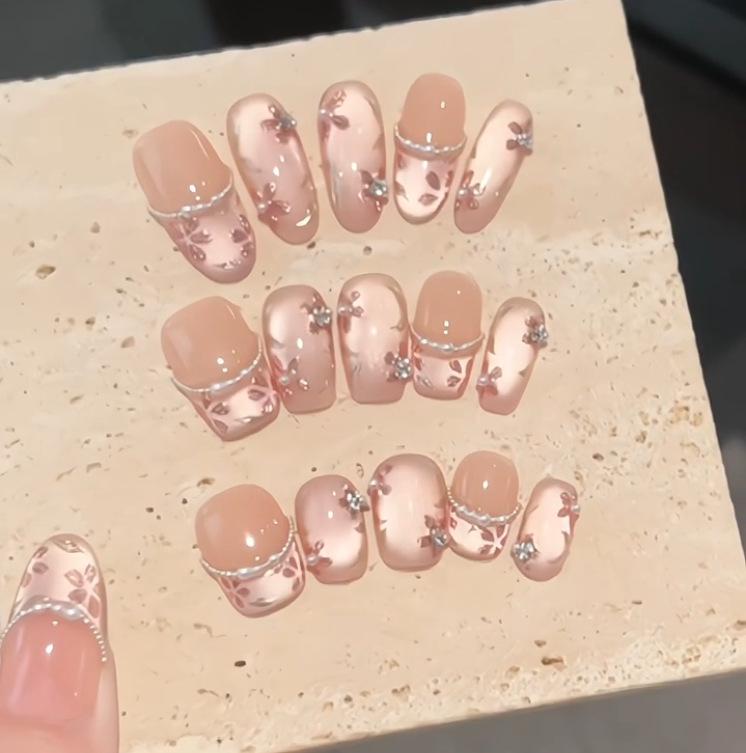 Xiaohongshu Cat-Eye Floral Nails: Elegant, High-End, Whitening, Handmade, Wearable Collection.