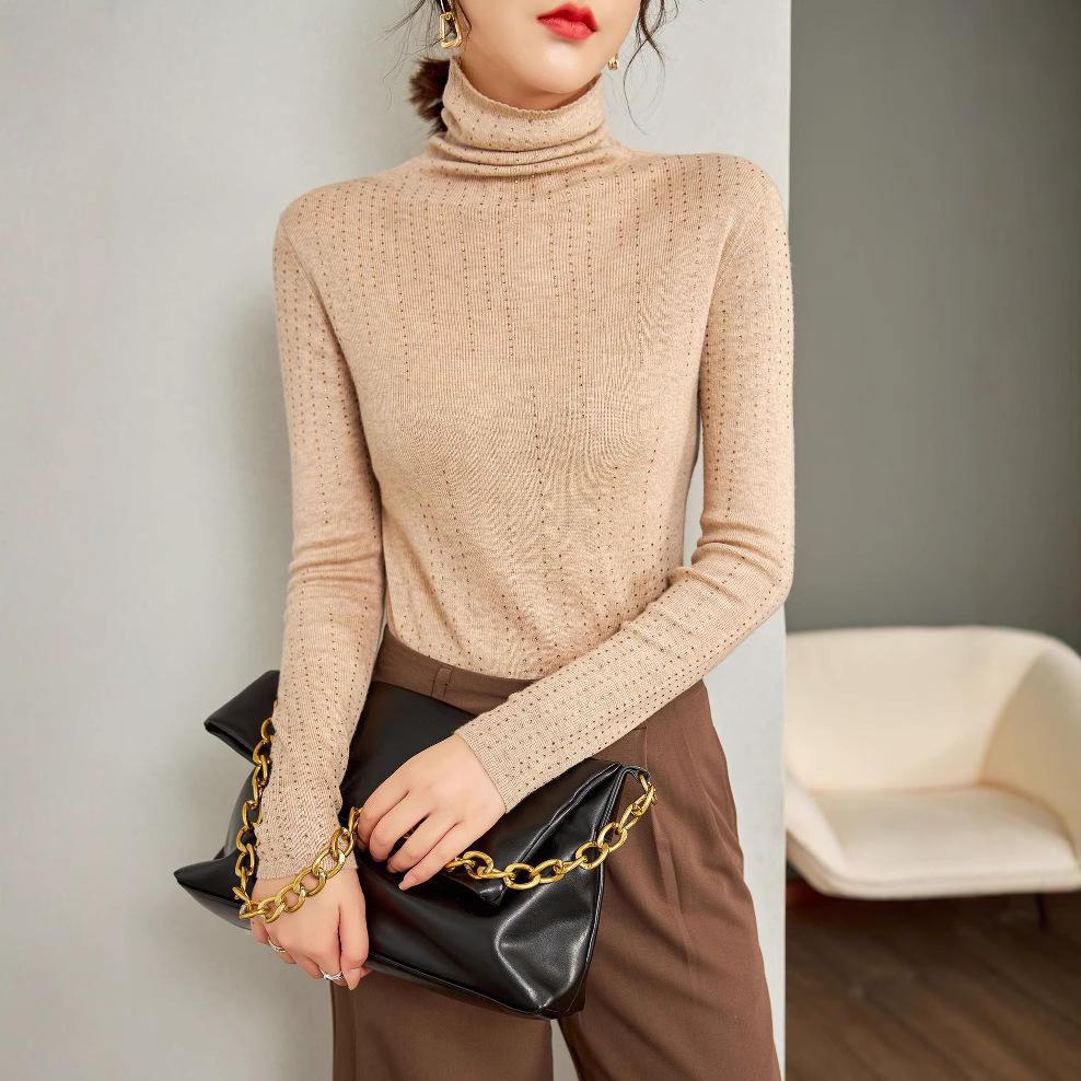 

Плотный полосатый свитер тонкой вязки из шелка и шерсти тутового дерева с ромбовидным тиснением для женщин - коллекция осень/зима 2024 года. 115