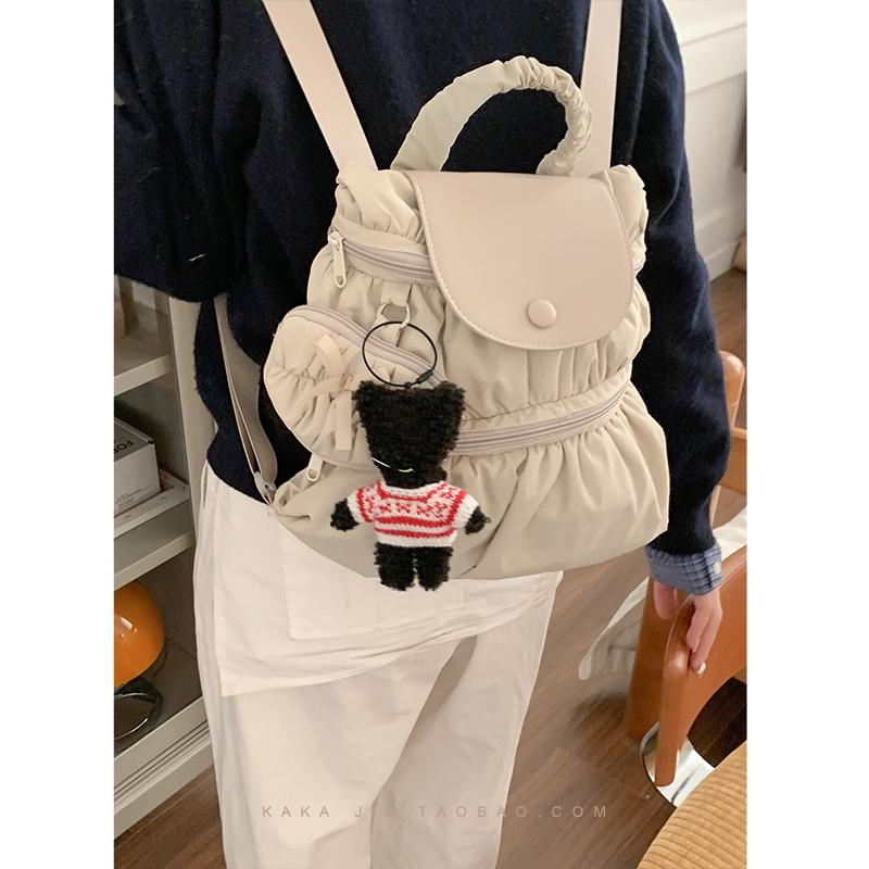 Ein trendiger und modischer plissierter lässiger Hand-Rucksack