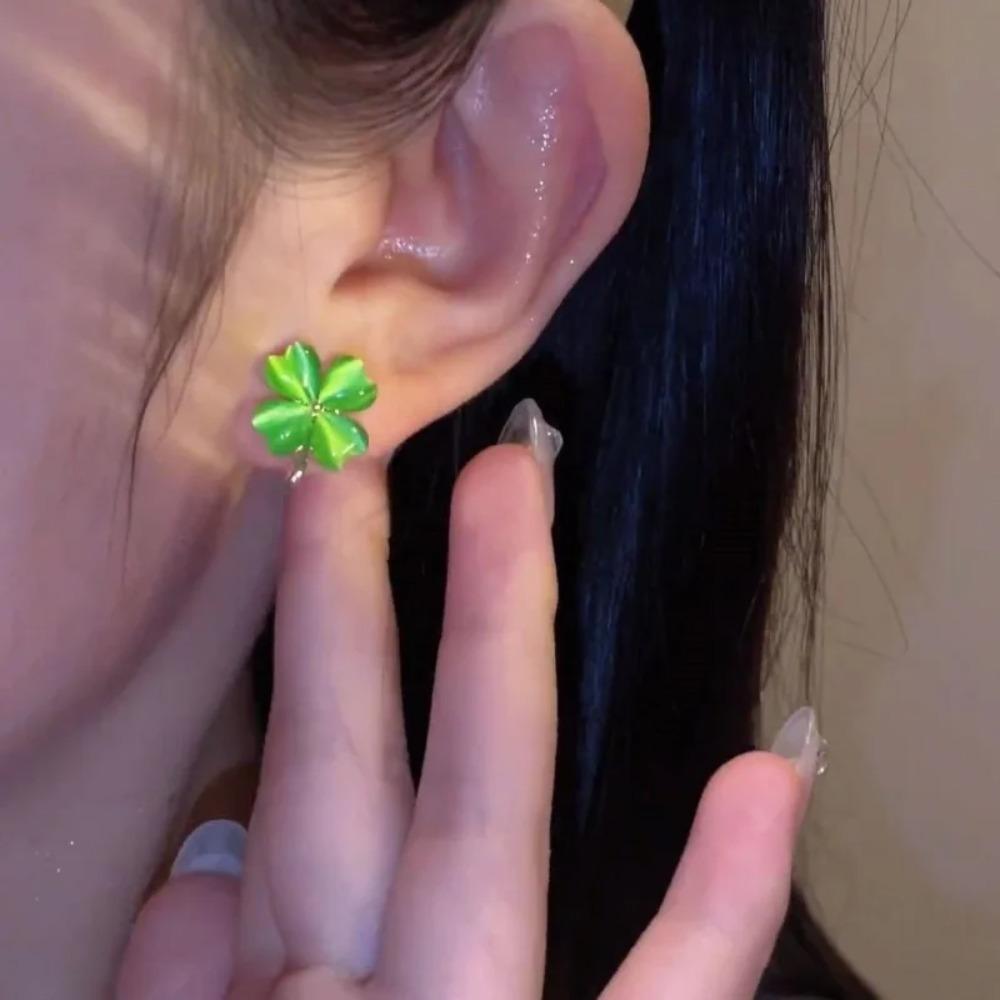 The New Fashion Four-leaf Clover Cat's Eye Stone Earrings Small Exquisite Earrings Temperament