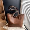 Popular retro bag women's large capacity 2025 new spring casual messenger bag portable bucket bag