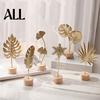 Abstrakte Blatt-Skulptur Wohnaccessoire Metall-Ornamente, Goldene Palmenblatt-, Ginkgo-Feder-Statue mit Holz-Dekorations-Mittelstück-Sockel, Moderner Schreibtisch