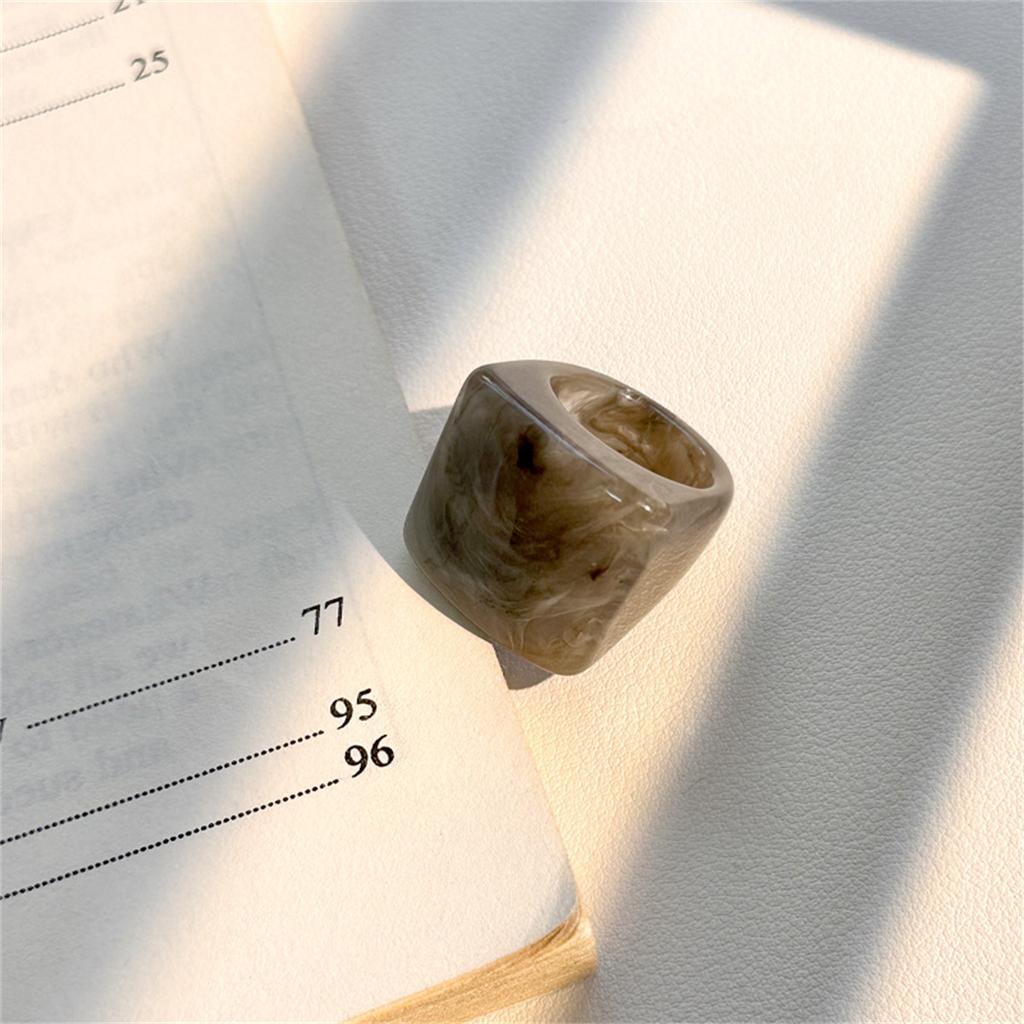 New Vintage Trendy Large Finger Rings For Women Exaggerated Amber Color Resin Temperament Geometric Finger Ring Punk Jewelry