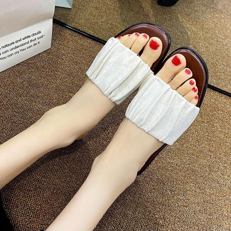 Large size cool slippers women's light flat bottom non-slip beach foreign style trend outside wear French high-end sense one word sandals fragrance