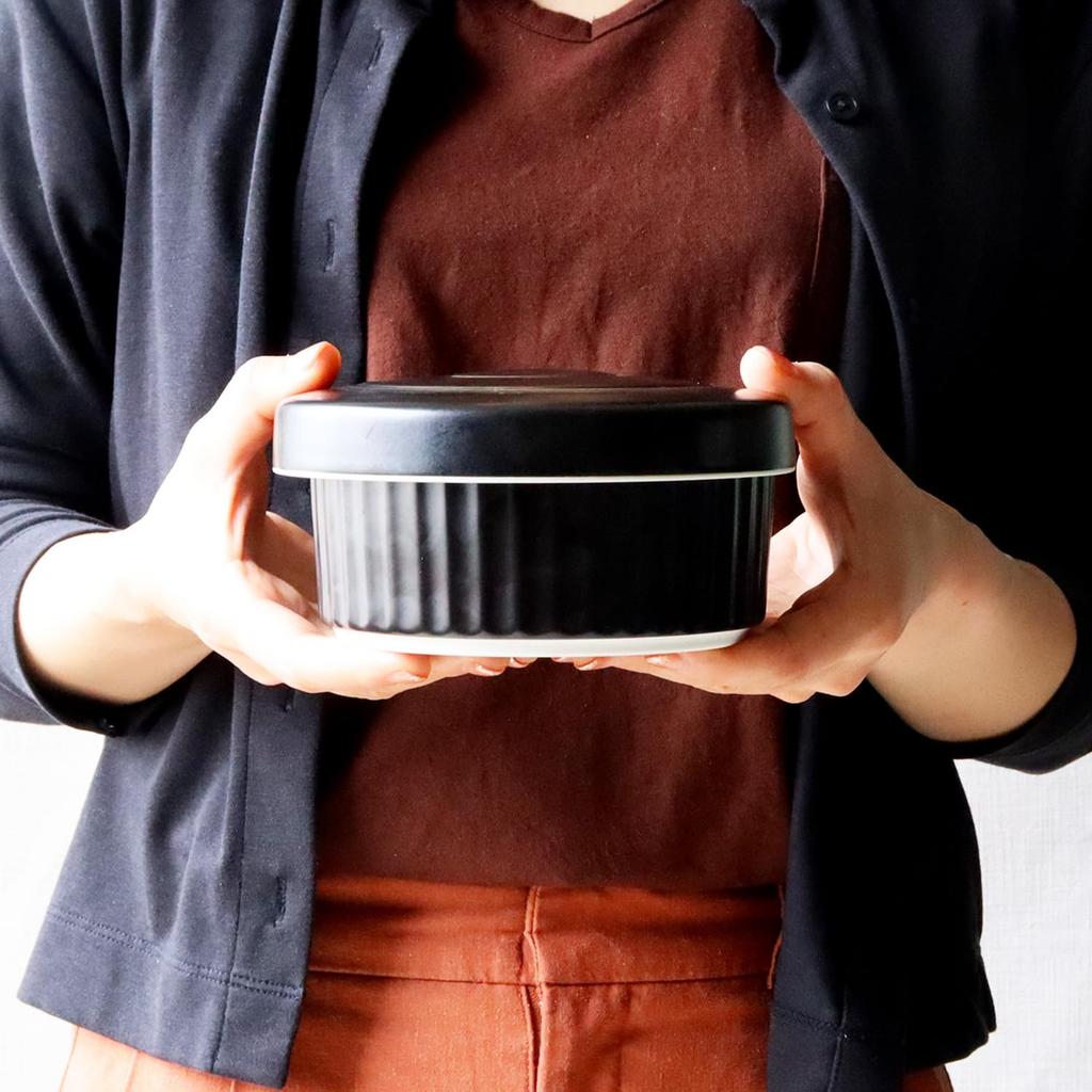Functional household goods. Stylish ceramic rice container, non-stick. [Hasami ware, Made in Japan] 1 go (approx. 180ml)