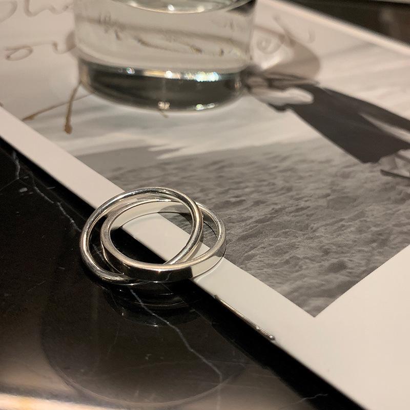 Bague couleur argent pour femme fille bijoux géométrie évidé design chevauchement design de niche à la mode avec un style minimaliste