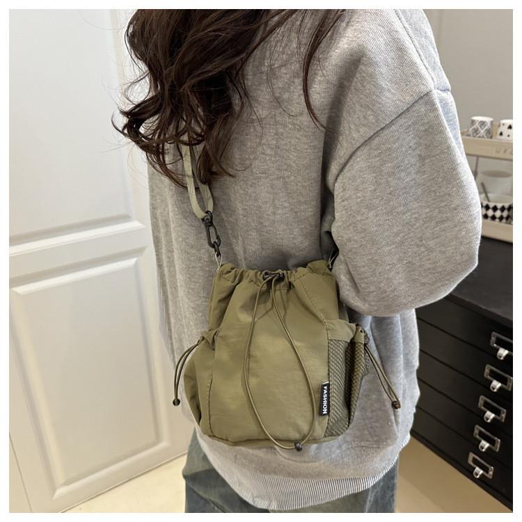 IELGY Nylon Drawstring Drawstring Pocket Shoulder Bag Simple Fashion Casual Literary Style Messenger Bag