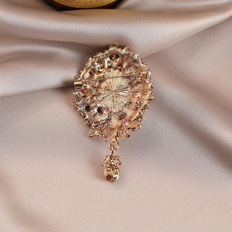 Retro Alloy Glass Brooch, A High-end, Light Luxury and Niche Brooch for Women, with Elegant Floral Corsages