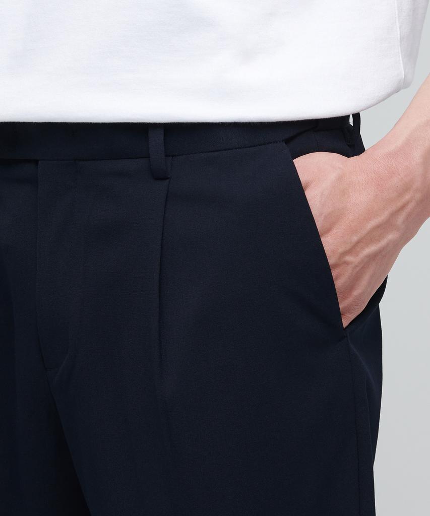 MUSINSA STANDARD Lightweight Hidden Banding Half Slacks [Navy]