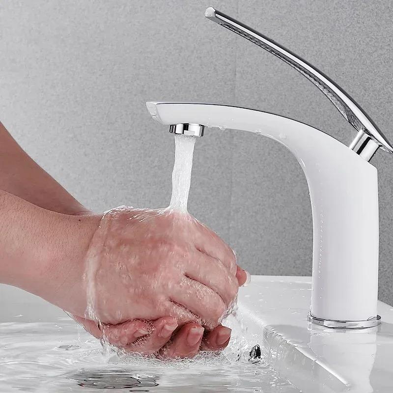 Kohoutek Aerator Mosaz Nerezová ocel Kohoutek Bubbler Vyměnitelná závitová smíšená tryska Ant stříkající koupelnový doplněk
