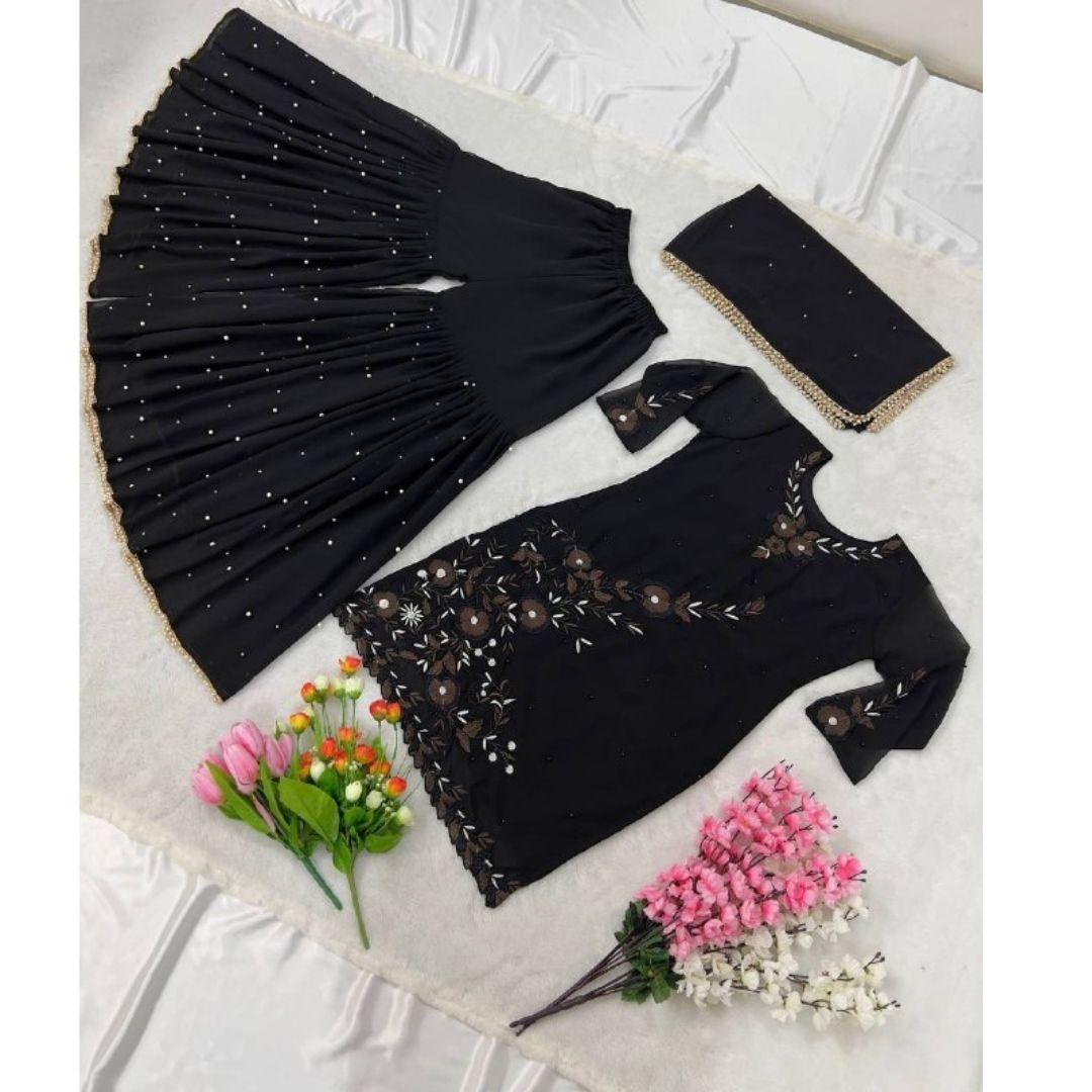 

Недавно разработанный и очень рекомендуемый комплект курта-плаццо для женщин, который можно носить в повседневные дни.