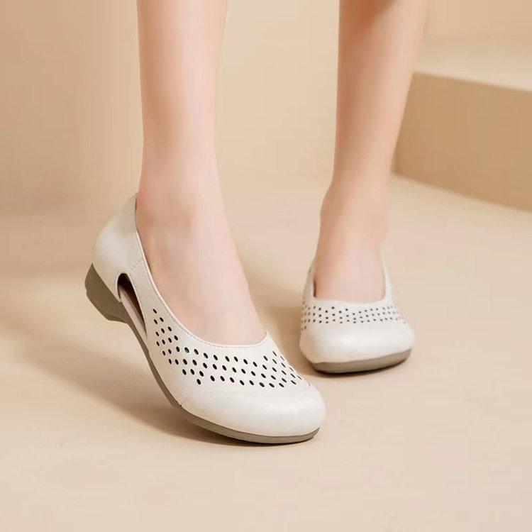 Sandalen Damen rutschfeste Rindflechsensohle 2025 Sommer neu hohl mittelalterlich und älter flacher Boden atmungsaktiv superweich Mode Mutterschuhe