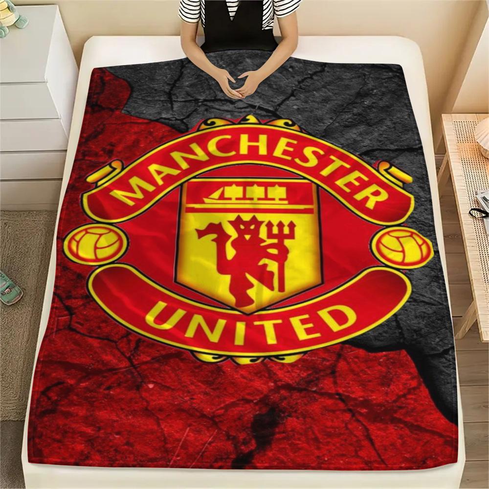 1 szt. Koc Flanelowy z Nadrukiem MANCHESTER UNITED Wysokiej Jakości Ciepły Komfortowy Pokrowiec na Wszystkie Pory Roku Idealny na Prezenty Wystrój Domu