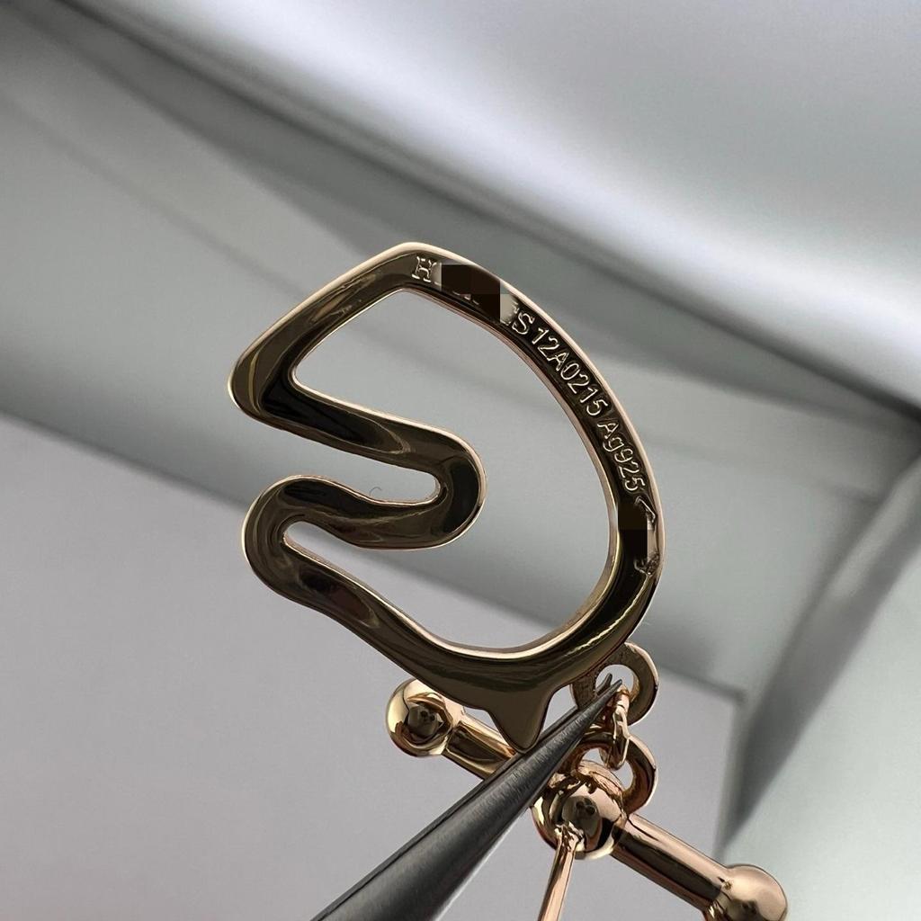Collana Ciondolo Testa di Cavallo Smaltata Retrò Aijia con Chiusura a T Catena a Ferro di Cavallo