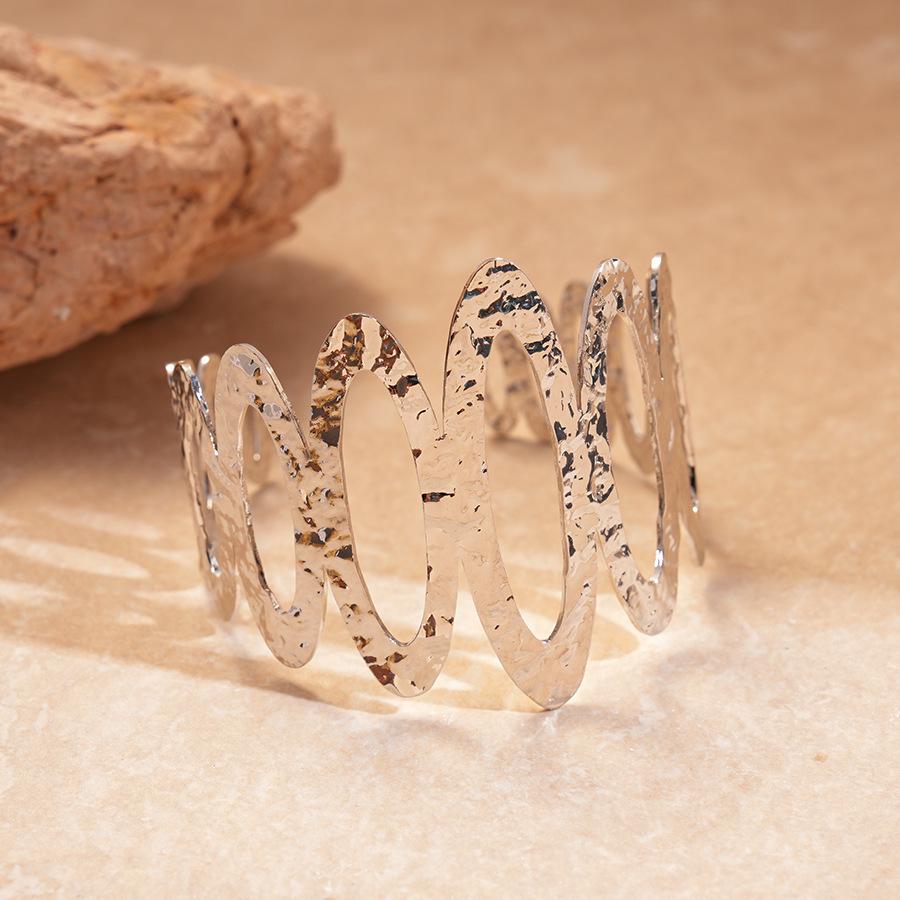 European & American Geometric Rivet Star Bracelet: Luxurious, Fashionable, Versatile, and Exaggerated Jewelry for Women.