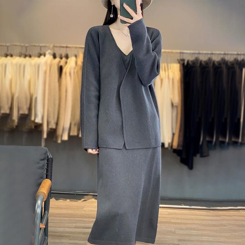 Temperament commuter style two-piece set autumn and winter new loose casual suspender skirt knitted cardigan set women