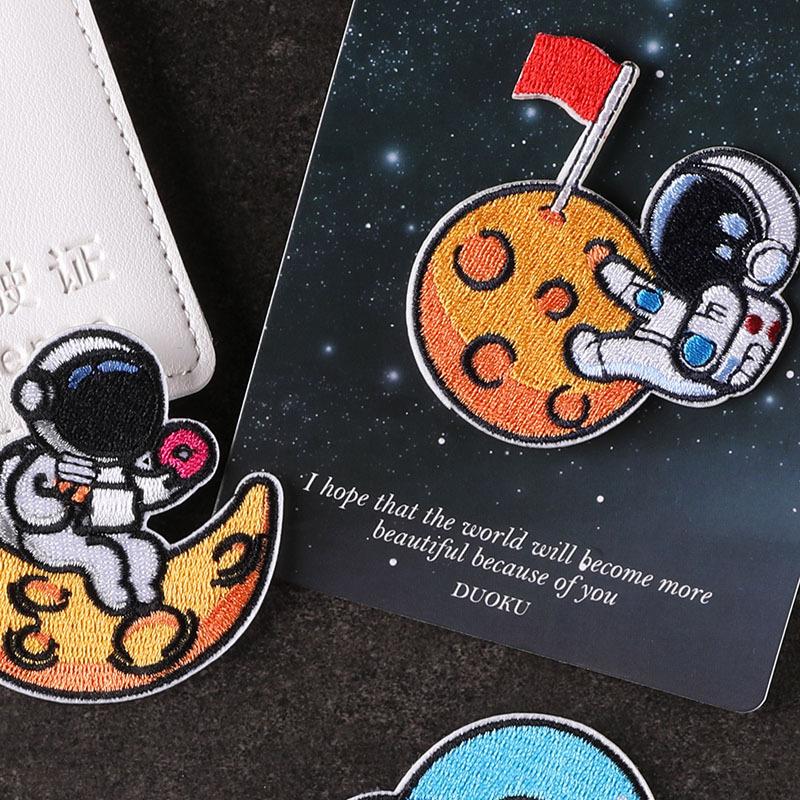Vyšívací štítek planeta kreslený astronaut nášivka odznak vyšívací nálepka ruční účet samolepicí látková nálepka