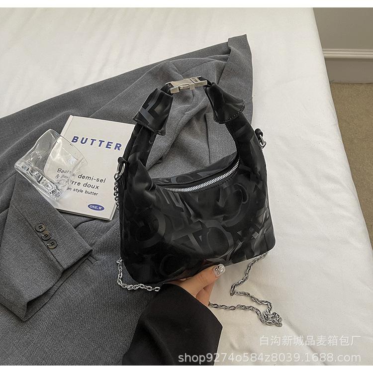 

Crossbody bag small bag women s 2025 new autumn and winter niche design sense fashion underarm bag velvet chain shoulder bag