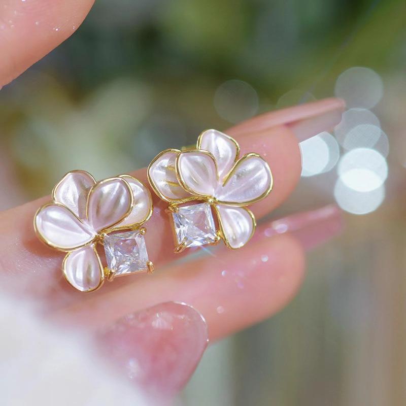 Retro white petal stud earrings for women, light luxury earrings with temperament, fashionable and simple earrings.
