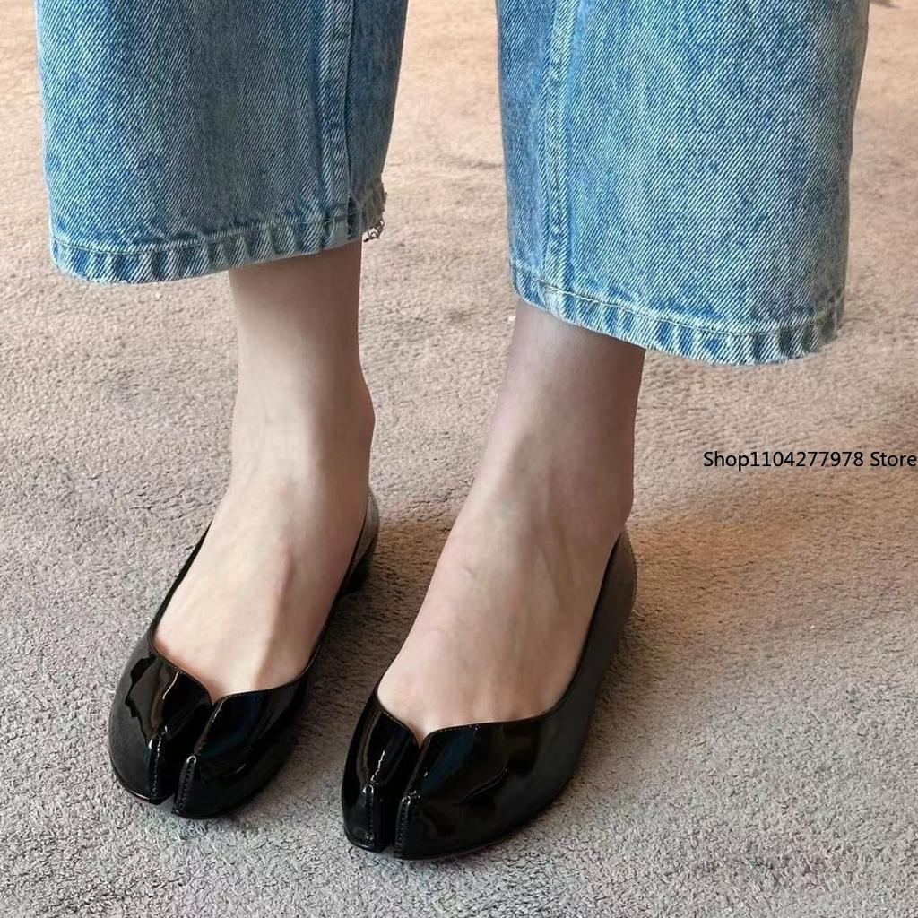 Fashion Designer Tabi Shoes Comfortable Flats PU Leather Mary Jane Shoes Women Loafers Shallow Mouth Split Toe Cute Shoes