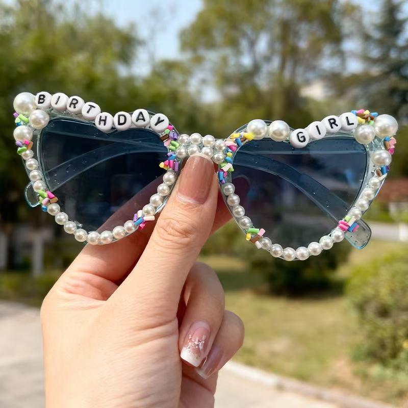 2025 New Heart-Shaped Pearl Letter Sunglasses for Men and Women небесно-голубой