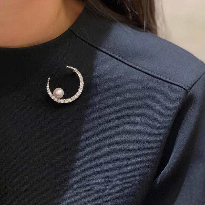 Retro Crescent Moon Pearl Brooch: Versatile DIY Corsage Pin