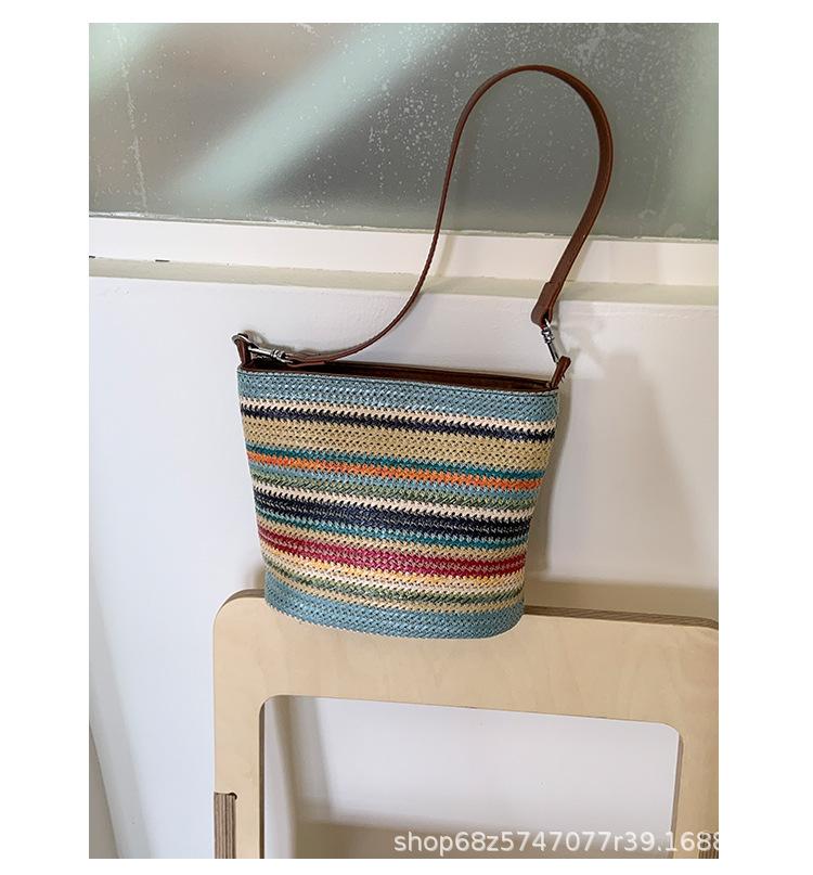 

Small bag women s 2025 new trendy color straw hand-held bucket bag leisure beach vacation wind shoulder messenger bag разноцветный