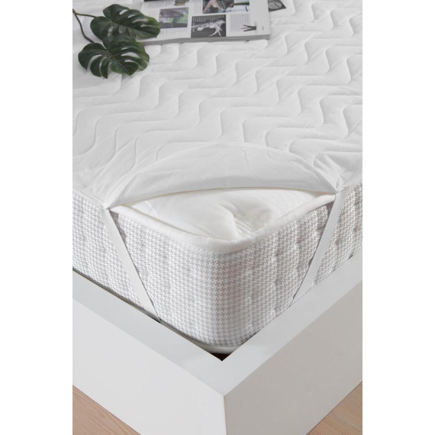 

Эластичный влагонепроницаемый матрас со стеганым уголком 70 x 140 белый