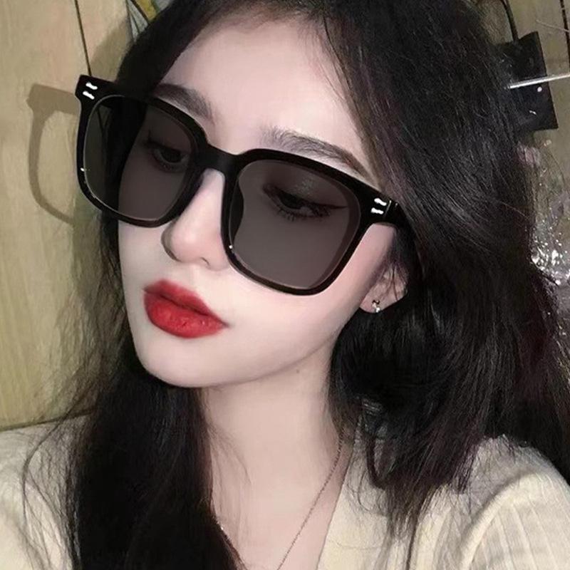 Korean Stylish Sunglasses Women Rivets Decoration Square Shape Male Sun Glasses Travelling Driving Sunglass for Women