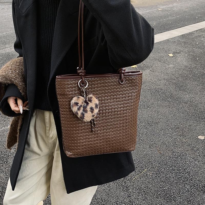 Portable woven bag women's 2025 new trendy retro tote bag simple large capacity shoulder armpit bag