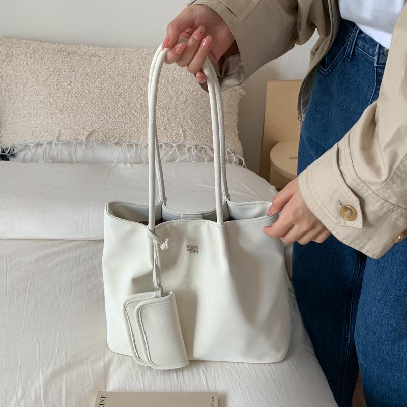 

Korean-Style Women s Tote: Versatile, Large-Capacity Shoulder Bag for Autumn/Winter