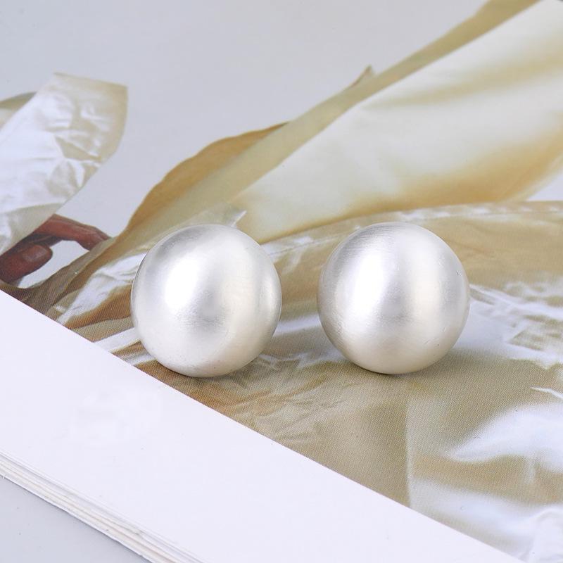 Yang Caiyu Stil Hohle Silberne Halbkreis-Ohrringe: Originell, Elegant, Schlichte Sommer-Ohrstecker