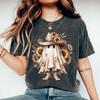 Maglietta Cowboy Ghost Comfort Colors®, Outfit Western Gotico per Halloween, T-Shirt Boowboy, Magliette Vintage con Fantasma e Girasole, Top Retrò per la Stagione Spettrale