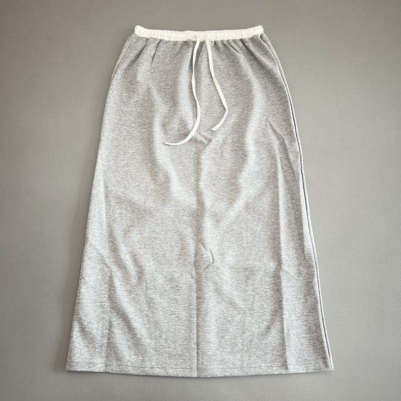 

Универсальная юбка с контрастной талией: Эта повседневная хлопковая юбка с эффектным верхом и разрезами по бокам идеально подойдет для весны.