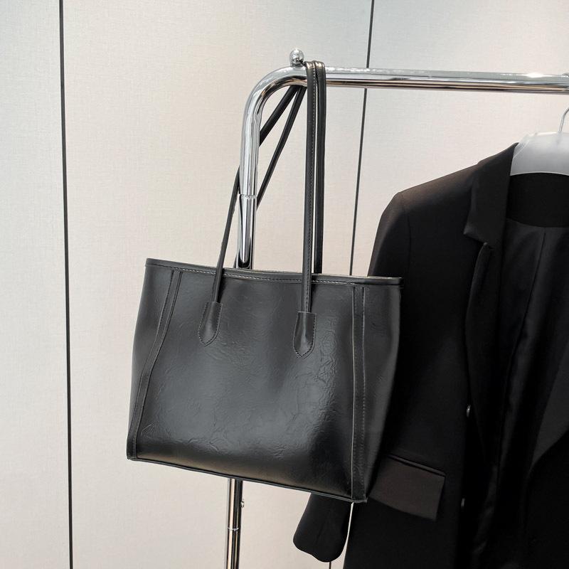 

Versatile large-capacity autumn and winter new casual tote bag female retro commuter student class popular shoulder bag